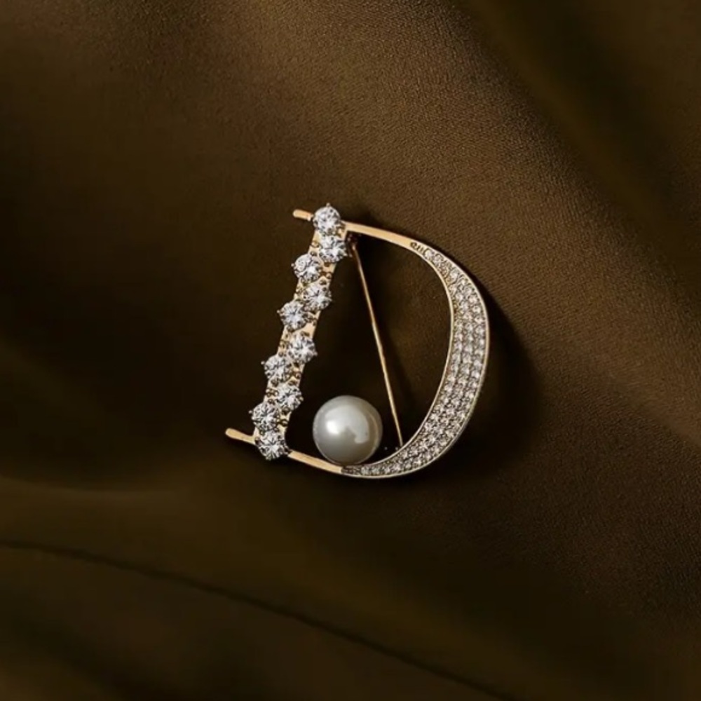 ⭐️NEW⭐️Designer Inspired D Brooch Gold Tone with Rhinestones Elegant Classic